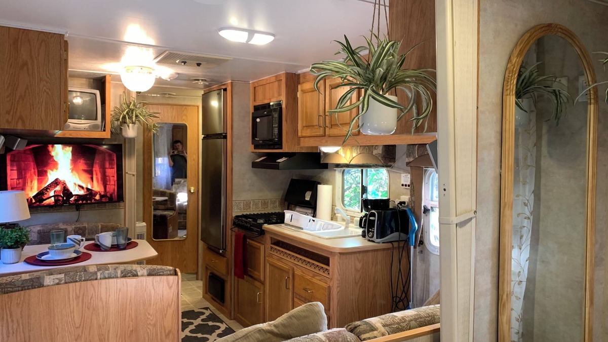 North Central Hollywood House | RV Efficiency w/pool access -quiet, clean, cable/wifi, utilities included-