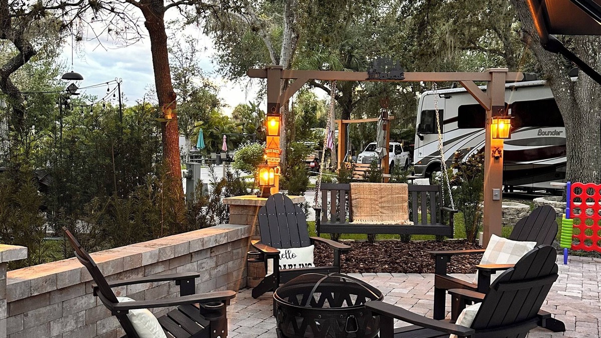 River Ranch House | RV in River Ranch, fully equipped, WiFi,nFire pit, outdoor games
