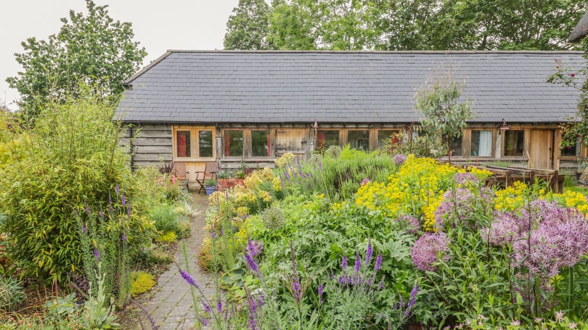 Ettington Cottage | RYEPIECE COTTAGE, romantic, with a garden in Ettington