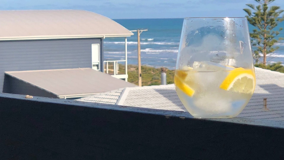 Middleton House | Sable Blanc on Newell - pets allowed - 3 min walk to the beach & fabulous views.