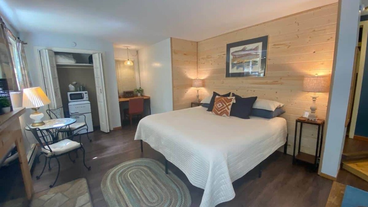 Forks Apartment | Sacagawea Lodge Room near Olympic National Park