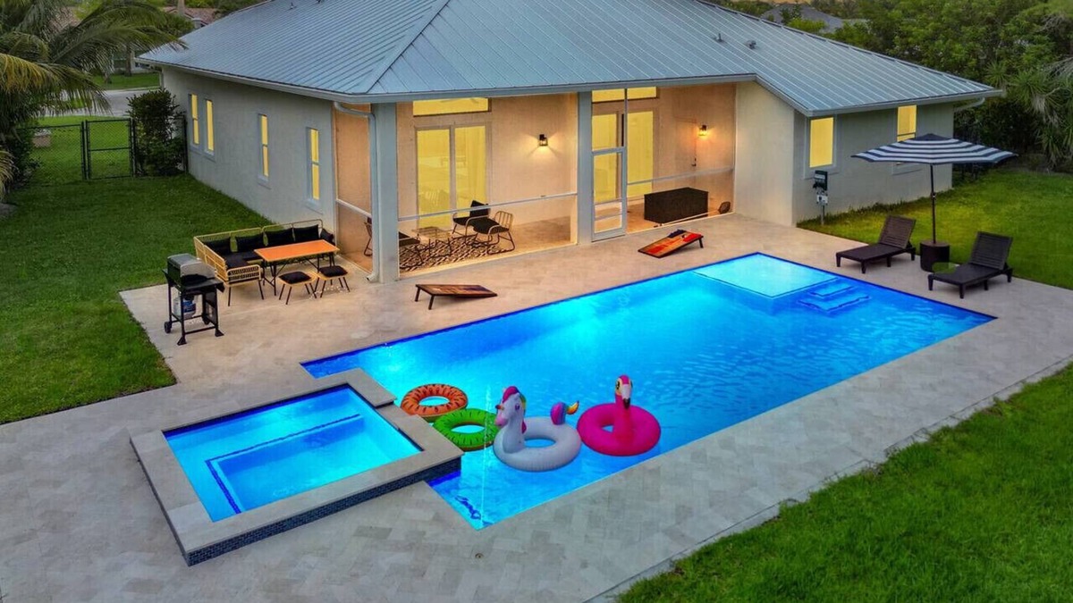 Greenview Shores House | Saddle Up in Style - Heated Pool