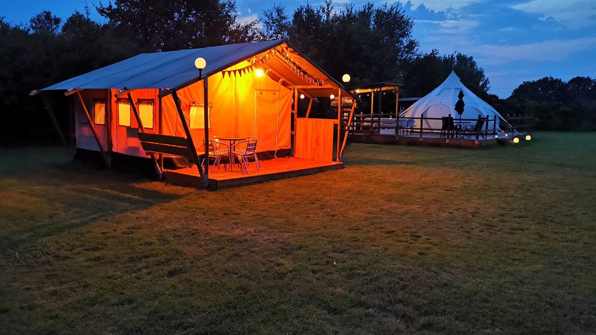 Saint-Jory-de-Chalais Ski Chalet | Safari Glamping Tent in the Dordogne