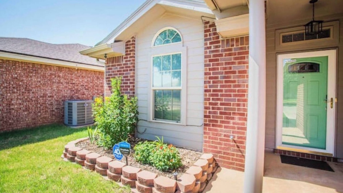 Lubbock House | Safari Green House along main street, minutes drive to TTU and medical district.