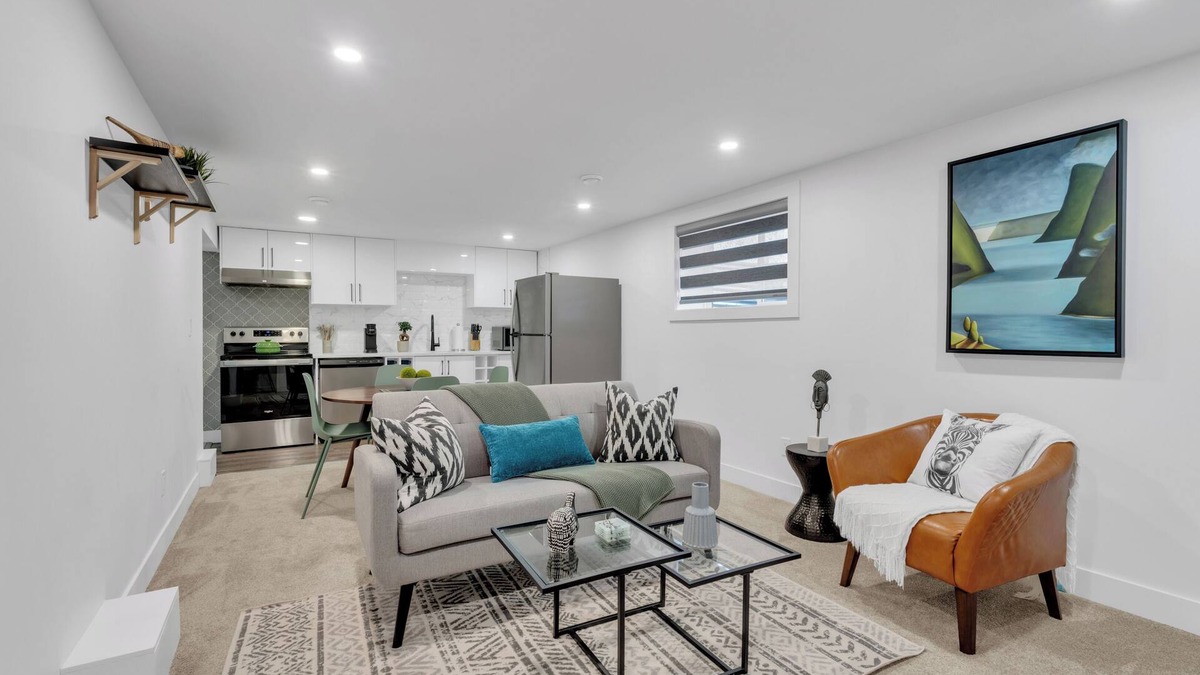 Killarney House | "Safari" Renovated & Upgraded 2 bed lower suite