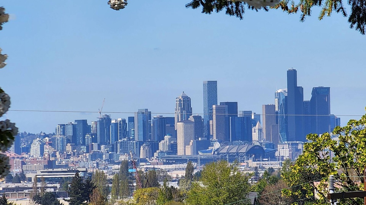 Highline House | Safe neighborhood. Minutes to freeways, Downtown, and Airport.