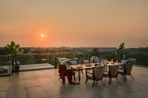 St.Stanislaus Villa Villa | SaffronStays Panorama