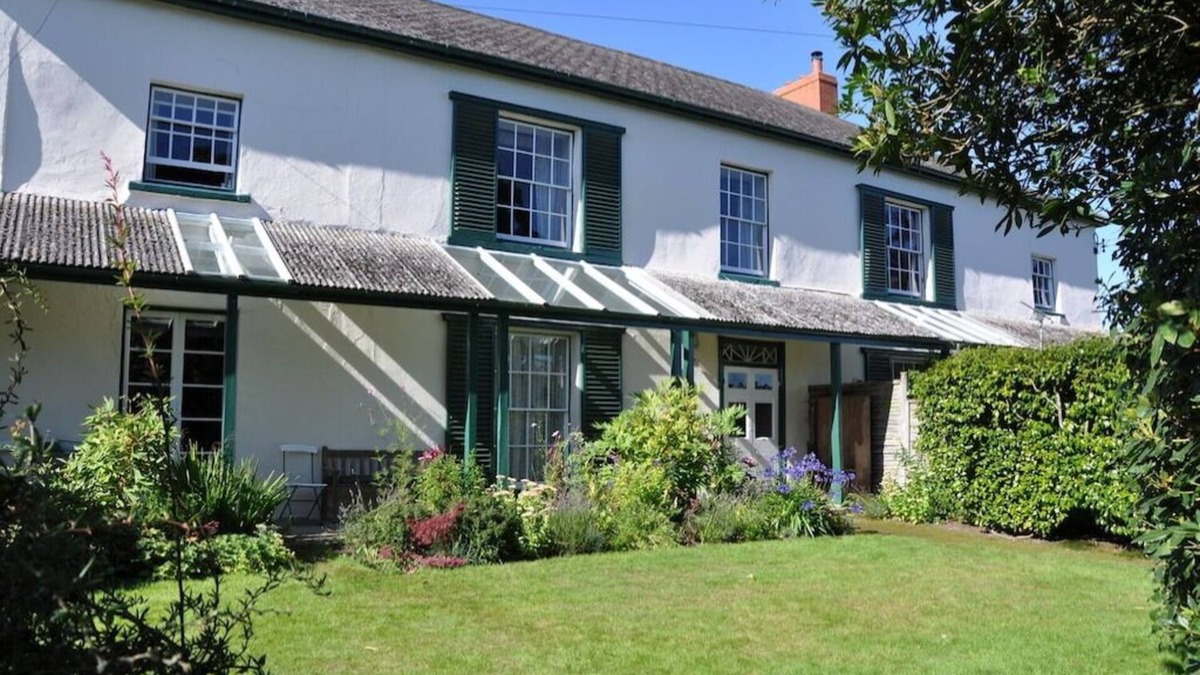 Winkleigh House | Sages - Regency country villa in heart of Dolton (house and garden flat)