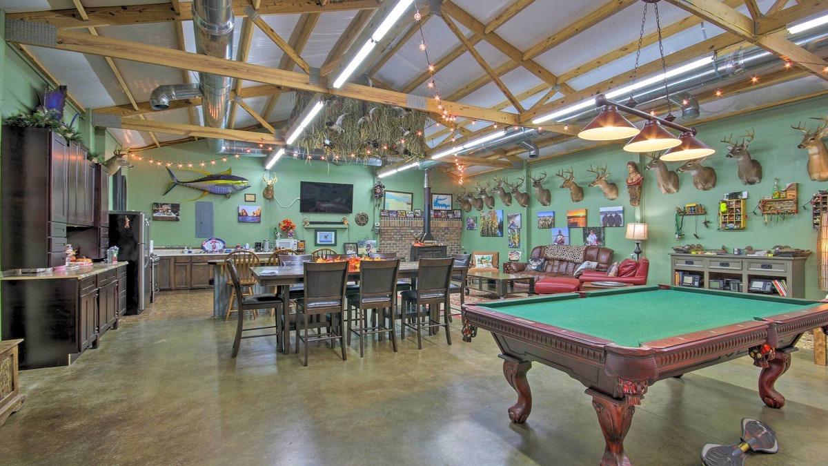 Saint Matthews Apartment | Saint Matthews ‘Outlaw Gameroom’ w/Fire Pit!