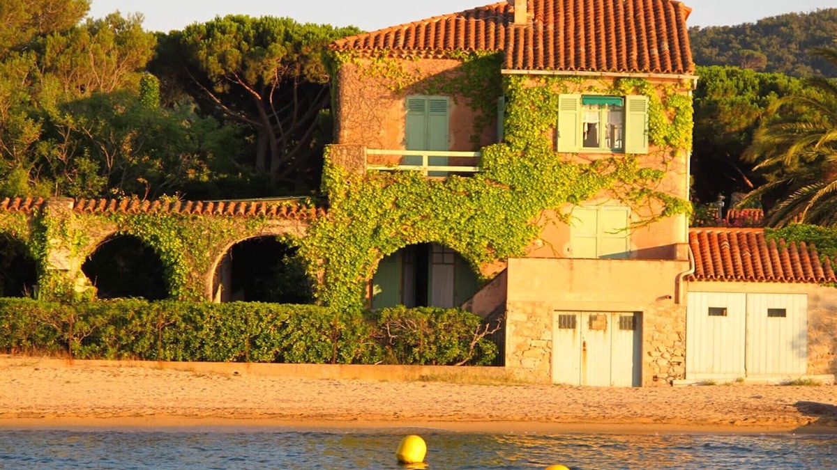 Cote d'Azur- French Riviera House | SAINT-TROPEZ- house "Feet in the Water!" (34 m2) in a Property on the Beach