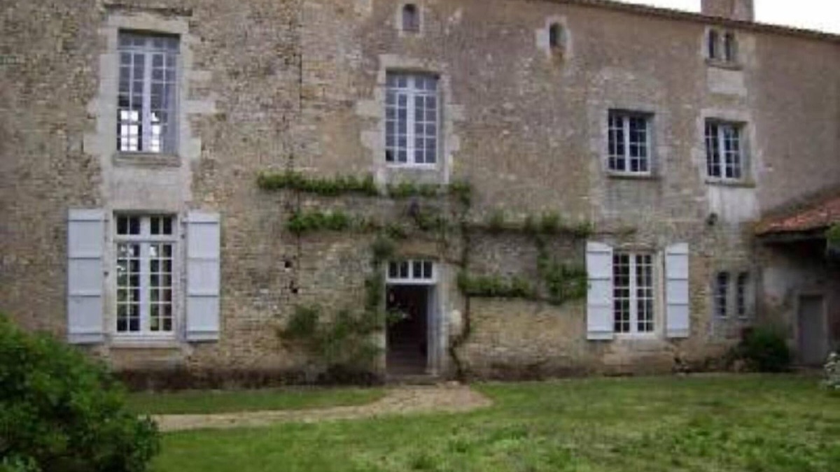 Sainte-Hermine House | Sainte Hermine: Outstanding mansion of 16th century