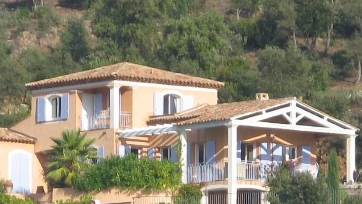 La Nartelle Villa | Sainte Maxime: In a residential area of Ste Maxime, overhanging the Golf course, large view on Ste Maxime and the golf of St Tropez, recent villas for 8 to 10 persons in a quiet and pleasant environement . Easy access to the beaches and Shopping center.