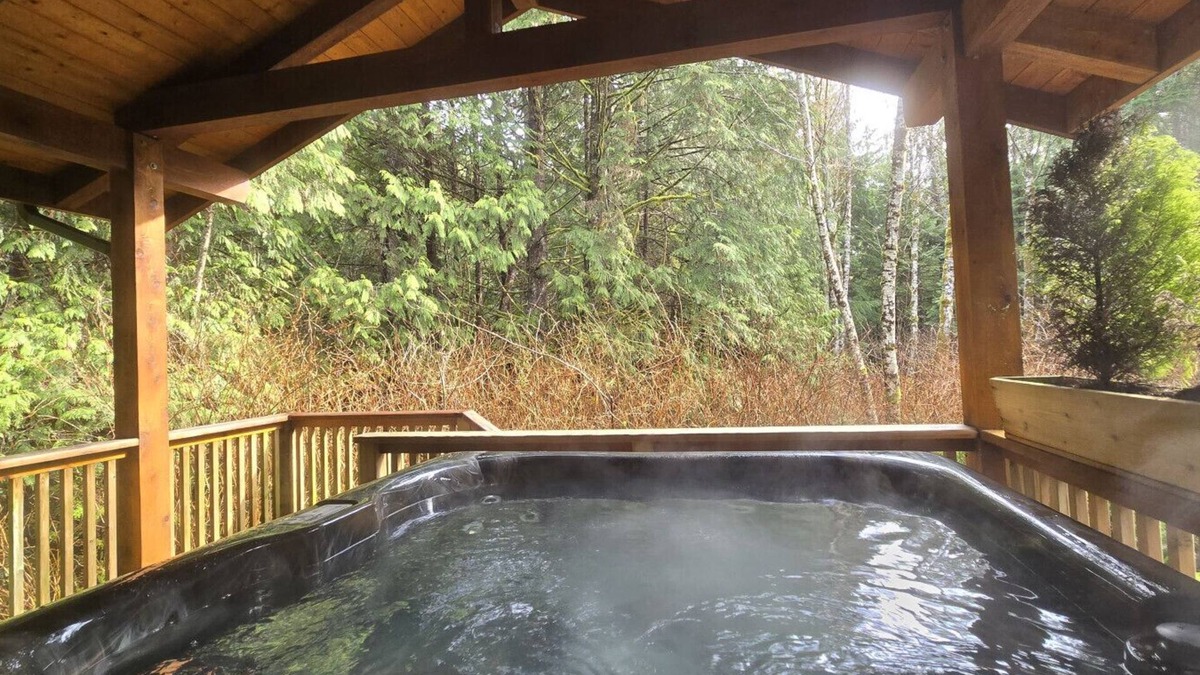 Ucluelet Cabin | Salal Cabin by Evergreen Forest Cabins