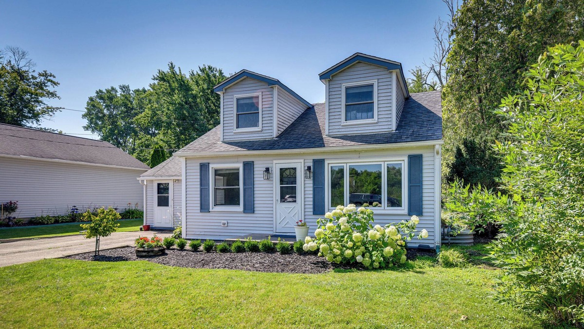 Salem Lakes Cottage | Salem Lakeside Getaway w/ Grill & Deck!