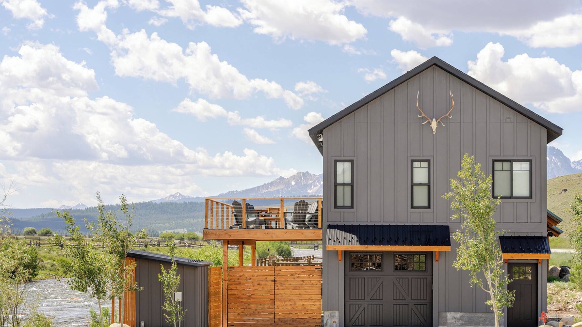Stanley Apartment | Salmon River Suite - Luxury Stay at River's Edge