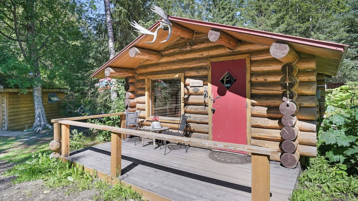 Hope Cabin | Salmon Trail Cabin - a sunny log cabin in historic Hope, Alaska
