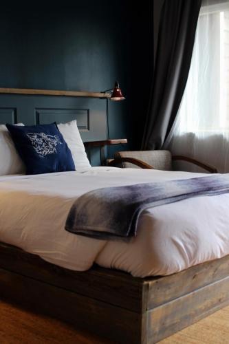 Ilwaco Hotel | Salt Hotel & Pub