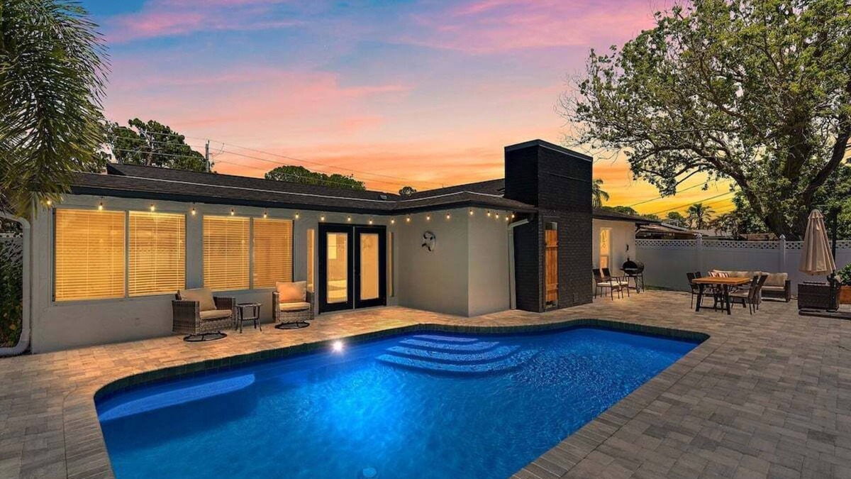 Pinecraft House | Salt Life Villa with heated pool & outdoor dining
