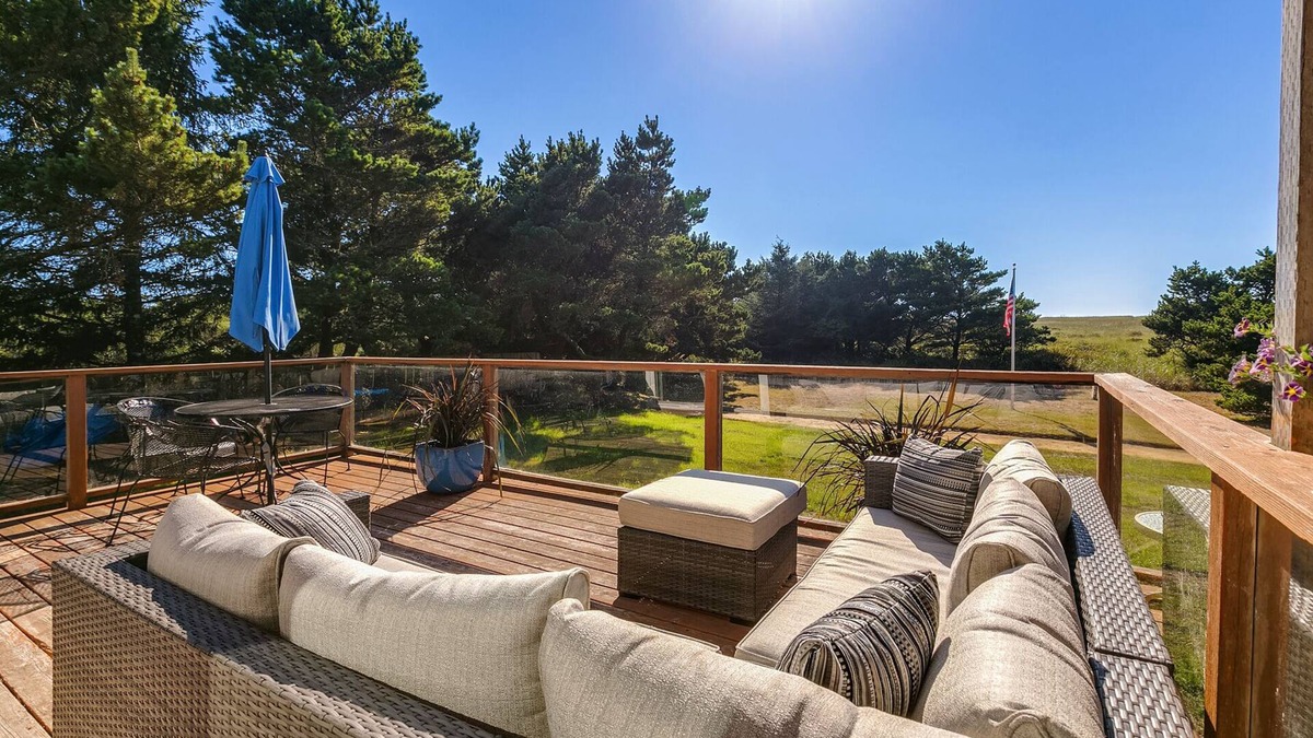 Warrenton House | Salt & Pine Retreat- Remodeled beachfront home 10 min from Seaside. Sleeps 8!