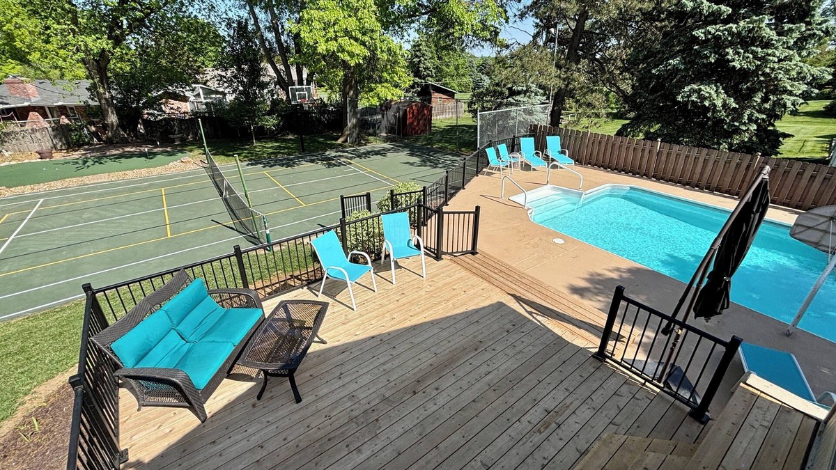 Omaha House | Saltwater Pool, Pickleball Court, Indoor Hot Tub, Putting green! 5BR - 3.5BA