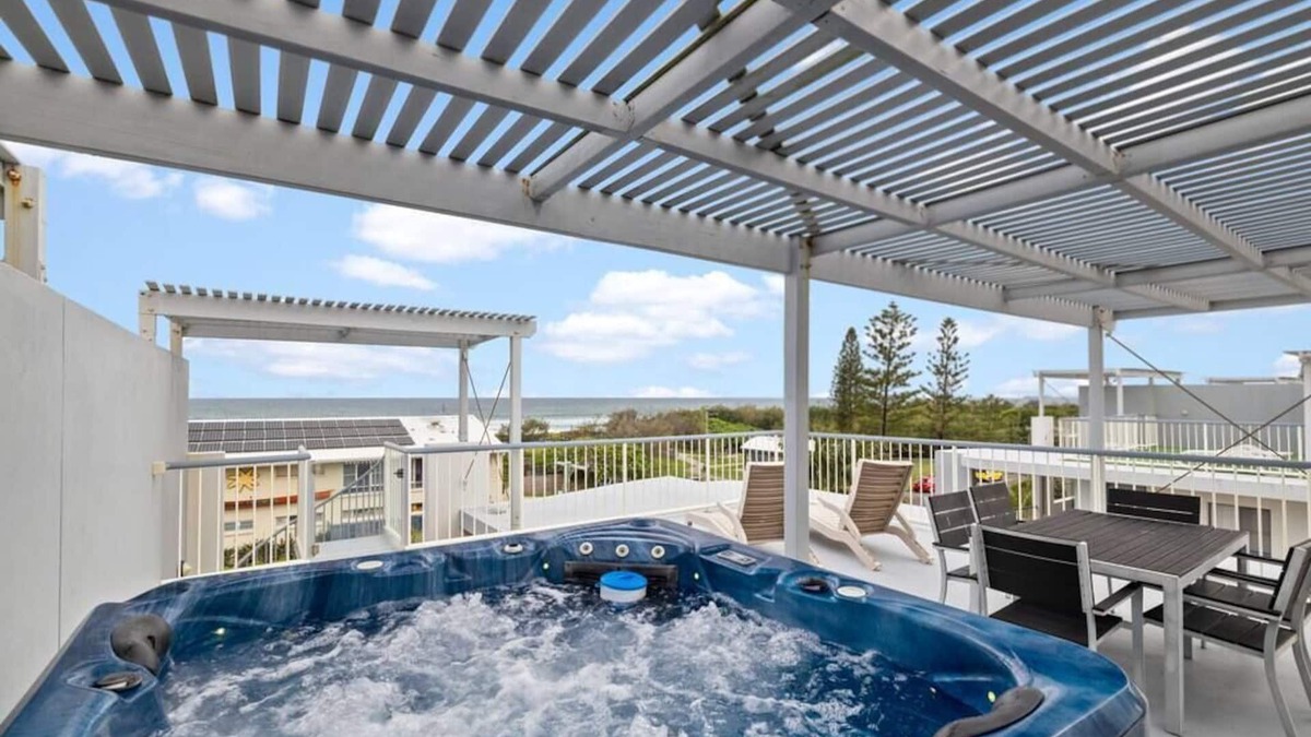 Marcoola Apartment | Salty Breeze - Rooftop Terrace & Jacuzzi