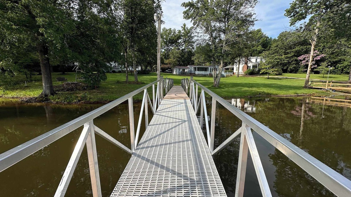 Prosperity House | Saluda Lake Escape Su
