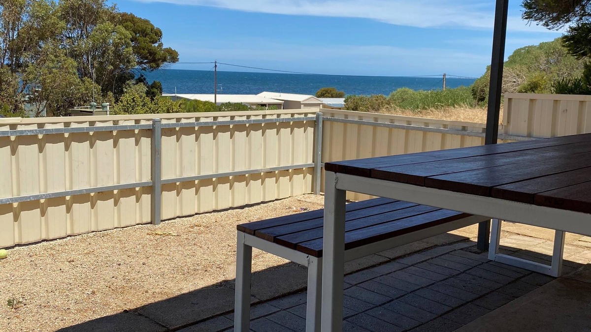 Muloowurtie House | Samuels Shack in Rogue’s Point. With sea views, dog friendly & free Wifi