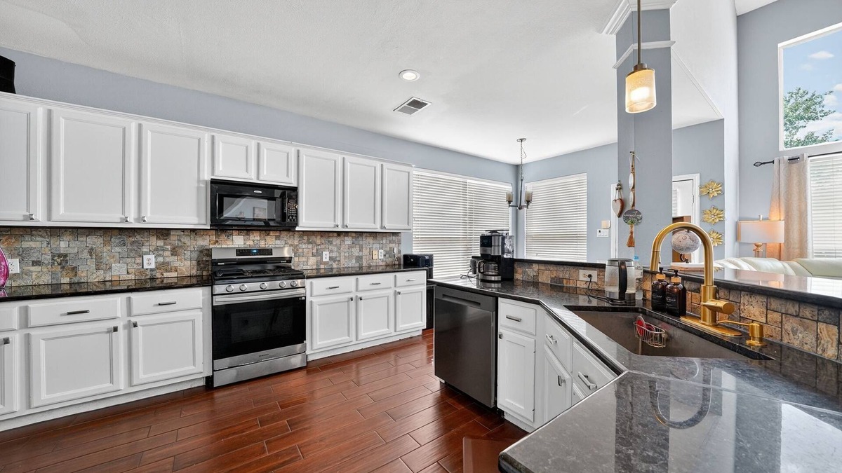 Stone Oak House | San Antonio Oasis Hot Tub & Pool Access 4 Bedroom Home