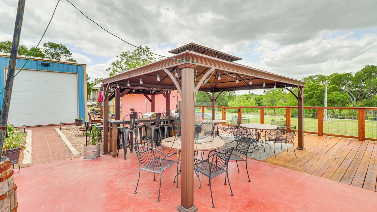 Martindale House | San Marcos River Hideaway w/Game Room + Fire Pit