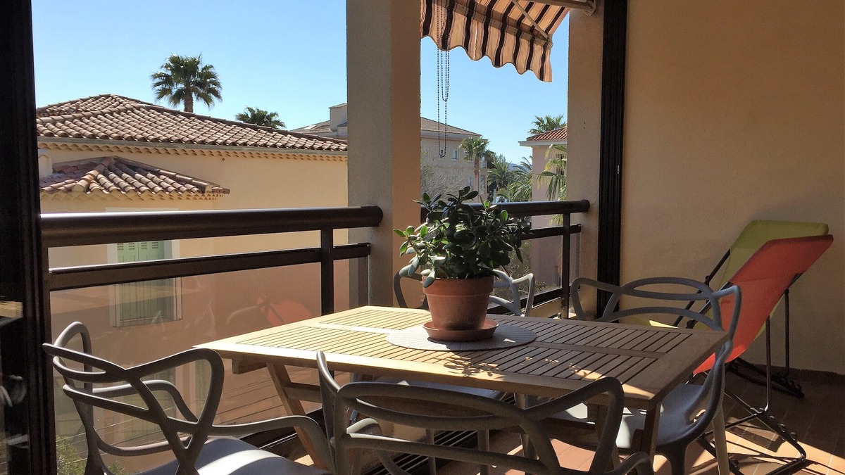 Sanary-sur-Mer Apartment | SANARY Centre, Beautiful T2 200m from the beach, garage, air conditioning, fiber internet