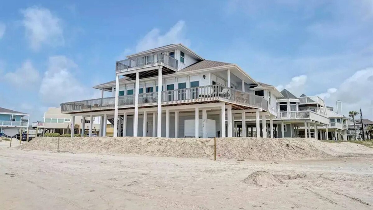 Pirates Beach House | Sand Beach Home - Beach front sleeps 25+people!