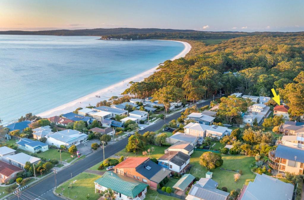 Hyams Beach House | Sandals at the Bay Upstairs sleeps 6 Hyams Beach