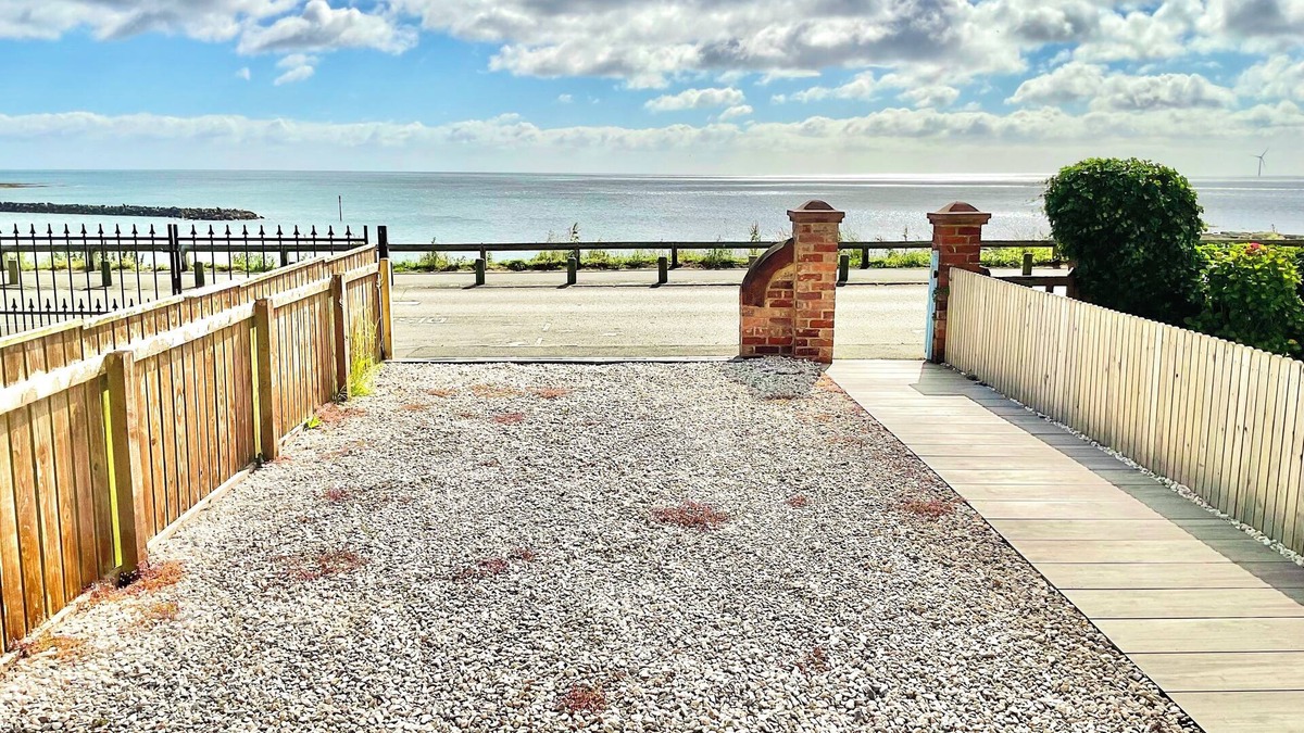 Woodhorn Cottage | Sandbanks (for dolphin watching). Spectacular views. Off street parking.