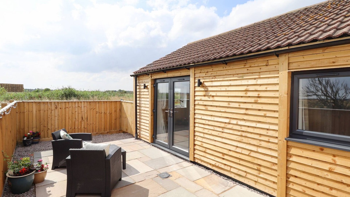 Sandilands Cottage | SANDERLINGS COTTAGE, pet friendly, with a garden in Sutton-On-Sea