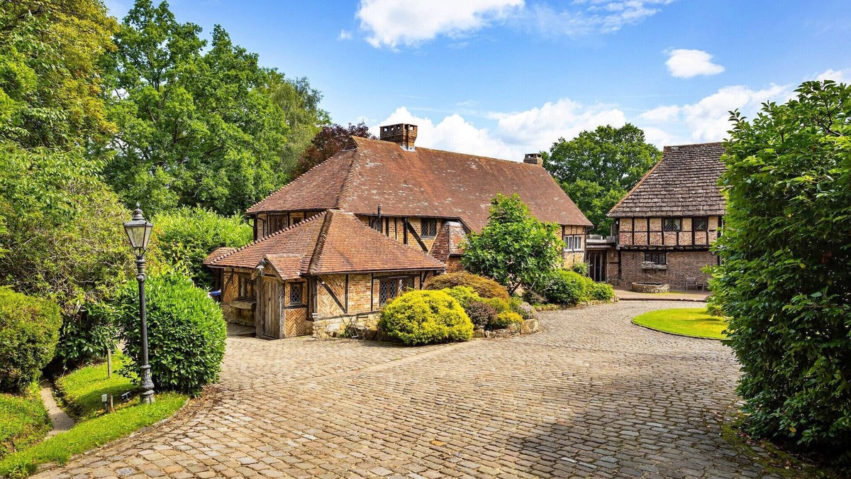 Crawley Down Cottage | Sandhill Cottage with Hot Tub