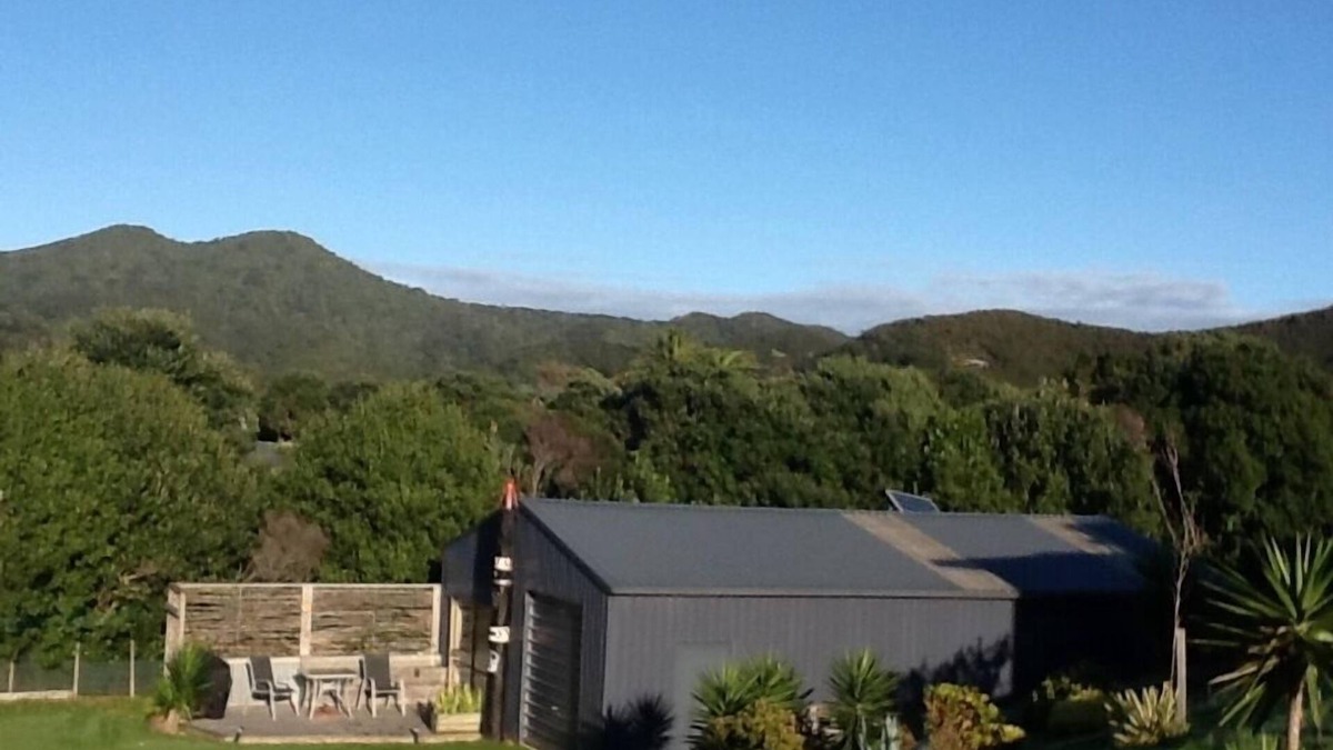 Tryphena Ski Chalet | Sandhills Beach Hut. Medlands Beach