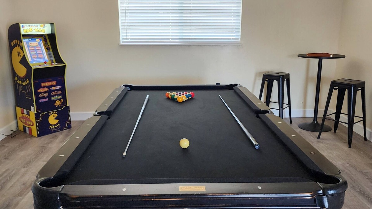 Bosque Farms House | Sandia Retreat - Pool Table, Arcade, Relaxing, FUN
