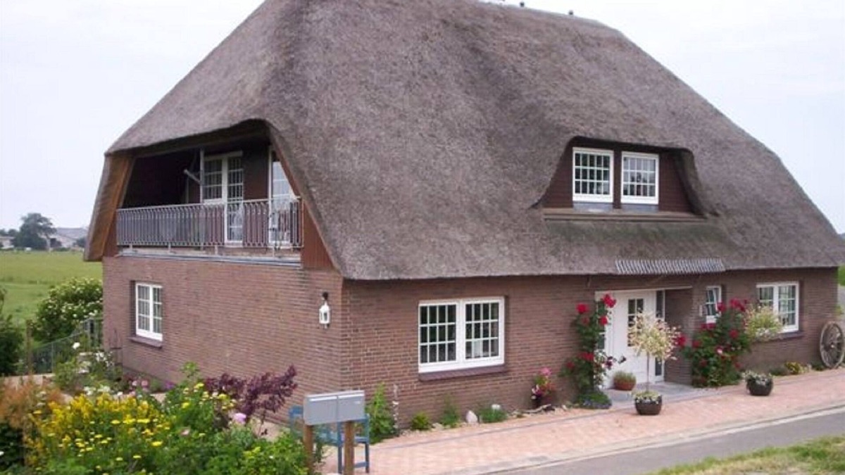 Galmsbull Apartment | Sandpiper - thatched house, garden, sauna, close to the beach