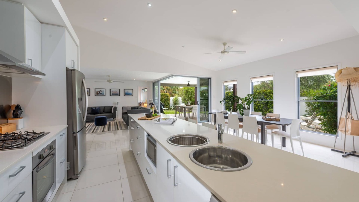 Mount Coolum House | SANDS BEACH HOUSE B - beachside/wifi/enclosed garden/outdoor shower