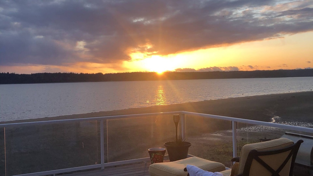 Lakebay Cottage | Sandy Beach Front Cottage with great Sunsets
