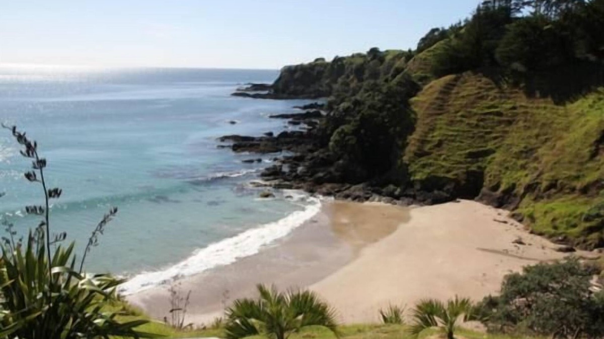 Mahinepua House | Sandy beach Mahinepua