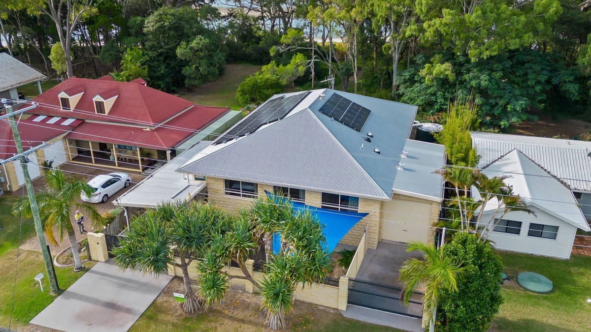 Toogoom House | Sandy Feet Retreat - Waterfront - 4BR - Smart TV - WiFi