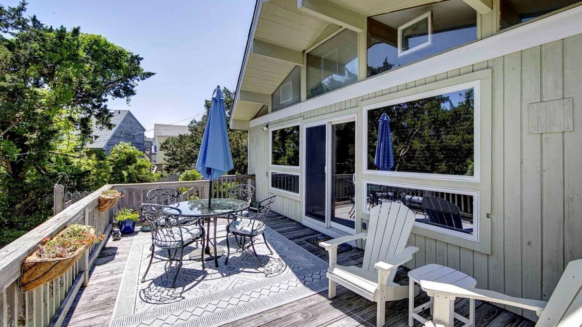 Ocracoke House | Sandy Pause is a charming pet friendly cottage with a fenced yard.