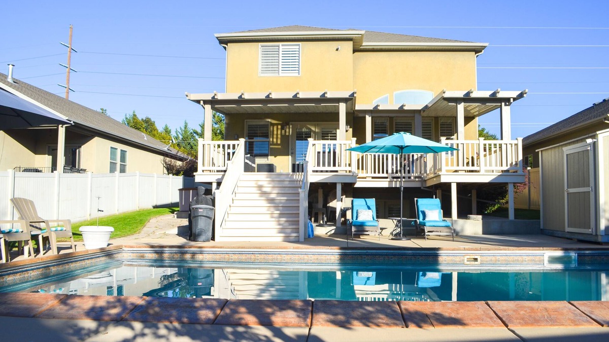 Sandy House | Sandy Pool House, Bar, Hot Tub and Gym, Sleeps 11!