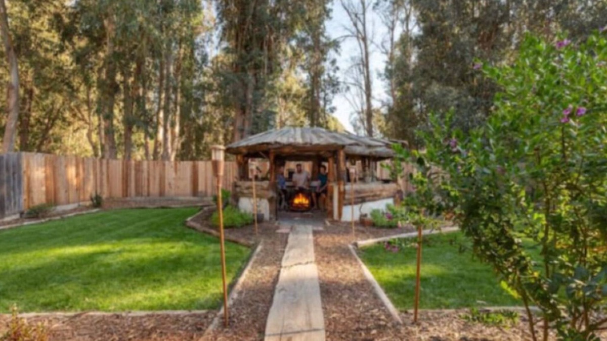 Callender House | Sanitized Country home with backyard tiki hut and firepit
