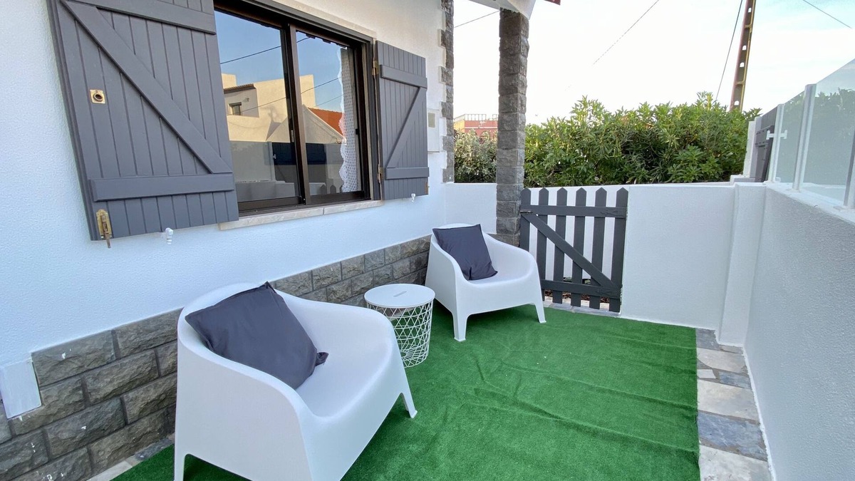 Praia de Santa Cruz House | Santa Cruz Beach Base - 3 Bdr & BBQ by the sea
