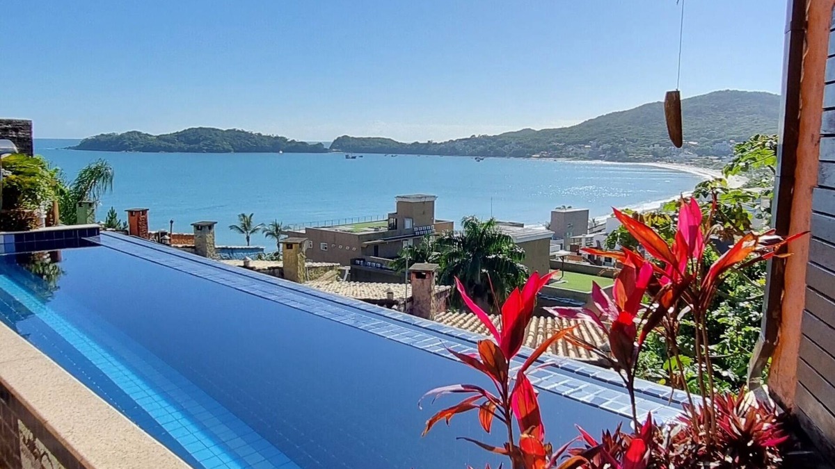 Centro House | SANTORINI HOUSE - HEATED POOL - 4BEDROOM - 140MT FROM BOMBINHAS BEACH,