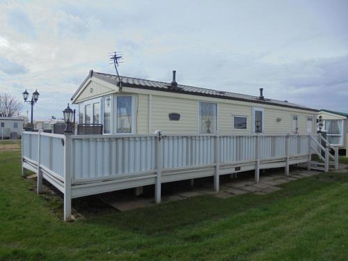 Sutton-on-Sea Apartment | Sapphire 8 Berth panel heated Towervans
