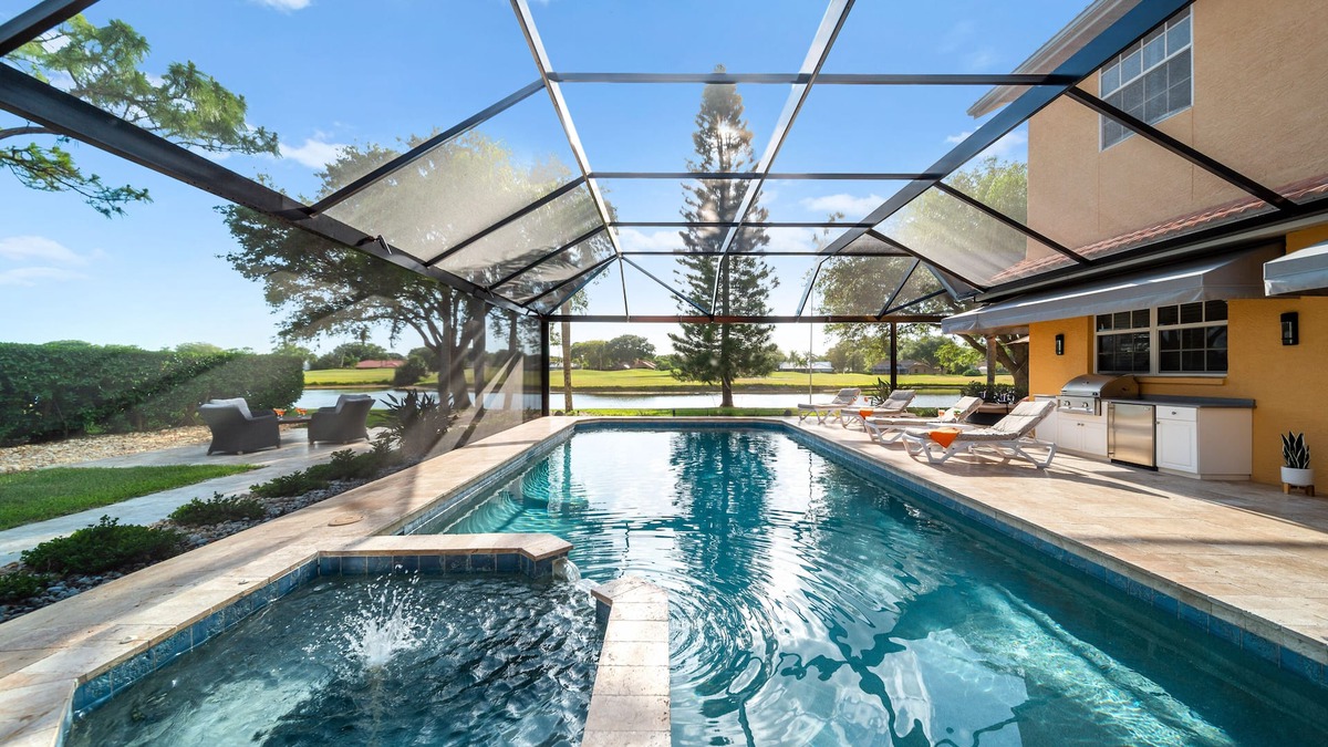 Misty Creek House | Sarasota Retreat: Sleeps 21, heated pool near beaches & top attraction
