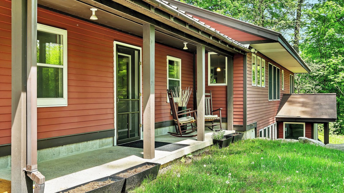 Saratoga Springs House | Saratoga Springs Guesthouse, 8 mins to TRACK, SPAC, Downtown, Belmont Beauty in Saratoga Springs